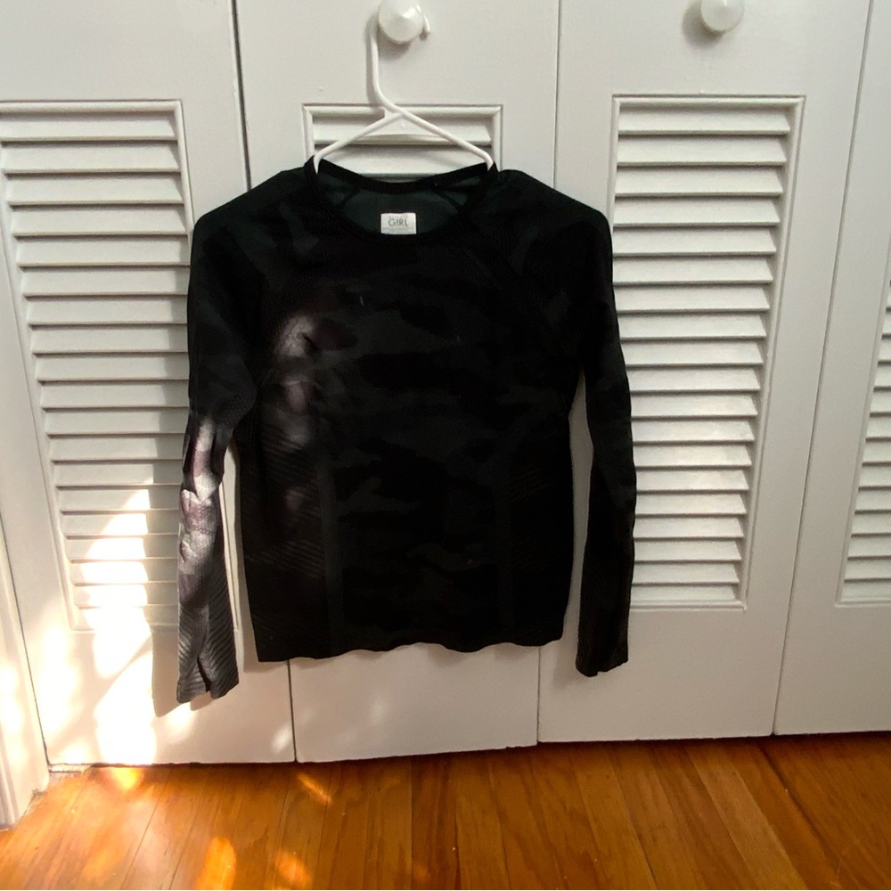 Athleta girls long sleeve shirt black camo
